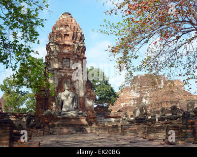 Ayutthaya, Thailand. 23. Februar 2015. Ein Prang (Tempelturm) und eine Buddha-Statue im Tempel Komplex Wat Mahathat in Ayutthaya, Thailand, 23. Februar 2015. Nach dem königlichen Rekorde von Ayutthaya, die buddhistische Tempelanlage Baubeginn 1374 unter der Herrschaft von König Borommaracha I. Foto: Alexandra Schuler/Dpa - NO-Draht-SERVICE-/ Dpa/Alamy Live News Stockfoto