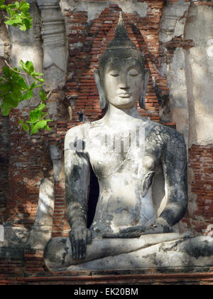 Ayutthaya, Thailand. 23. Februar 2015. Eine Buddha-Statue steht inmitten der Ruinen der Tempel Komplex Wat Mahathat in Ayutthaya, Thailand, 23. Februar 2015. Nach dem königlichen Rekorde von Ayutthaya, die buddhistische Tempelanlage Baubeginn 1374 unter der Herrschaft von König Borommaracha I. Foto: Alexandra Schuler/Dpa - NO-Draht-SERVICE-/ Dpa/Alamy Live News Stockfoto