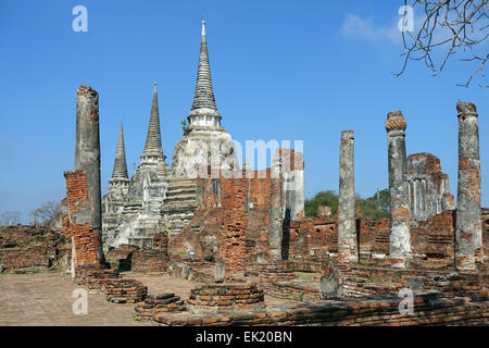 Ayutthaya, Thailand. 23. Februar 2015. Sri Lanka-Art Chedi steht inmitten der Ruinen der Tempel Komplex Wat Mahathat in Ayutthaya, Thailand, 23. Februar 2015. Nach dem königlichen Rekorde von Ayutthaya, die buddhistische Tempelanlage Baubeginn 1374 unter der Herrschaft von König Borommaracha I. Foto: Alexandra Schuler/Dpa - NO-Draht-SERVICE-/ Dpa/Alamy Live News Stockfoto