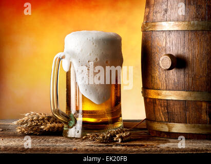 Bier mit Weizen und Lauf auf einem Holztisch Stockfoto