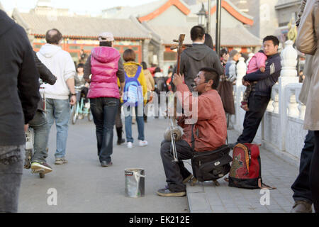 Peking, China. 3. April 2012. Blinden und sehbehinderten Straßenmusiker führt auf einer Brücke im Beihai-Park im historischen Bezirk von Peking, China, 3. April 2012. Beihai-Park gilt als einen typischen chinesischen Garten und befindet sich nordwestlich des Kaiserpalastes. Foto: Jens Büttner/Dpa - NO-Draht-SERVICE-/ Dpa/Alamy Live News Stockfoto