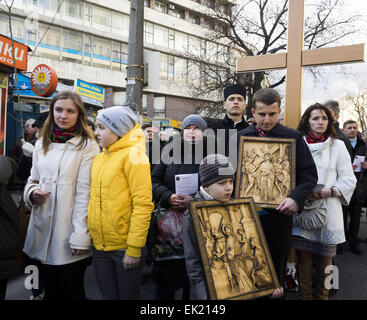 Prozession in der Innenstadt. 5. April 2015. --Am Palm statt Sonntag, 5. April 2015, die Straßen von Kiew, Ukraine, eine religiöse Prozession Gebet. Christen verschiedener Konfessionen festgestellt Einzug Jesu in Jerusalem. Gläubigen nur die Toten Helden der Revolution für Ukraine vor- und ATO geehrt. Die Prozession wurde von dem Patriarchen der ukrainischen griechisch-katholischen Kirche Sviatoslav Shevchuk geleitet. © Igor Golovniov/ZUMA Draht/Alamy Live-Nachrichten Stockfoto