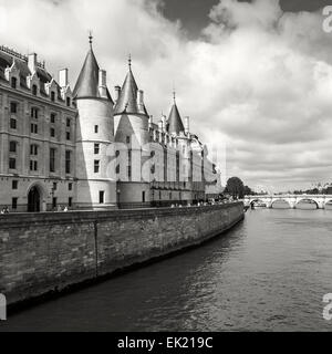 Conciergerie Schloss ist ein ehemaliger königlicher Palast und Gefängnis in Paris, Frankreich. Heute ist es ein Bestandteil der beliebten Komplex bekannt als die Stockfoto