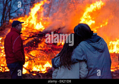 Mutter und Tochter gerade Osterfeuer, Neetze, Niedersachsen, Deutschland Stockfoto