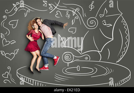 Happy Valentinstag Liebe Geschichte Konzept der romantisch zu zweit teilen Kopfhörer, Musik hören und tanzen auf einem Grammophon, Stockfoto