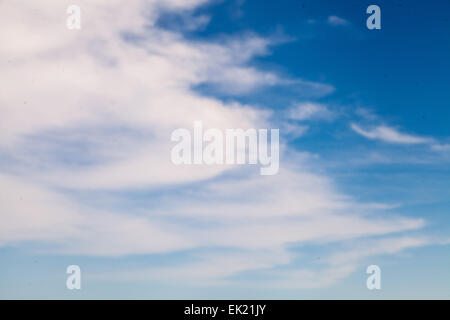 weißen streifigen Wolken in einem dunkelblauen Himmel. Es ist einfach zum Träumen und Drift off mit Wolken wie folgt. Stockfoto