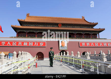 Peking, China. 6. April 2012. Ein Polizist ist auf Wache am Tiananmen Square vor dem Eingangstor in die Verbotene Stadt in Peking, China, 6. April 2012. China gehört Dritten zu der meistbesuchten Länder der Welt. Foto: Jens Büttner/Dpa - NO-Draht-SERVICE-/ Dpa/Alamy Live News Stockfoto