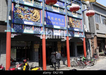 Peking, China. 6. April 2012. Eine historische Ente Restaurant im historischen Bezirk von Peking, China, 6. April 2012. China gehört Dritten zu der meistbesuchten Länder der Welt. Foto: Jens Büttner/Dpa - NO-Draht-SERVICE-/ Dpa/Alamy Live News Stockfoto