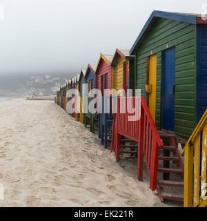Mehrfarbige Strandhütten in Muizenberg bei Kapstadt ...