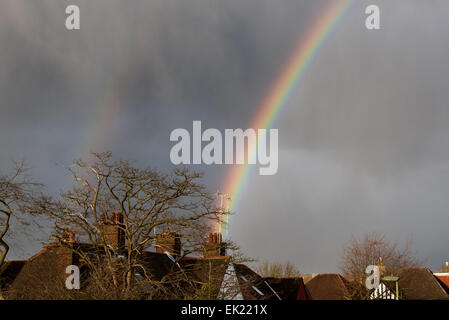 Ein doppelter Regenbogen erscheint über North London Dächer nach einem Regen. Stockfoto