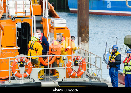 Bangor, County Down. 23.09.2012 - wiederherstellen Larne Rettungsboot ein Körpers (Dummy) vom Meer entfernt.  Notdienste halten 'Operation Diamond", einer gemeinsamen Übung vor der Küste von North Down. Stockfoto