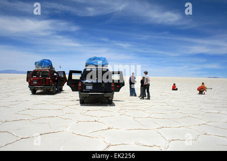 Uyuni, Bolivien. 17. Oktober 2009. Touristen suchen, bei der die Salar de Uyuni in der Nähe von Uyuni, Bolivien, 17. Oktober 2009, während einer Pause. Salar de Uyuni, der weltweit größte Salzpfanne, befindet sich in den bolivianischen Anden. Foto: Hauke Schröder/Dpa - NO-Draht-SERVICE-/ Dpa/Alamy Live News Stockfoto