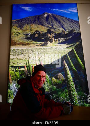 Touristen posieren vor schneebedeckten Red Viper Bugloss (Echium Wildpretii) bei Mt Teide Parque Nacional del Teide Teneriffa Insel Ca Stockfoto