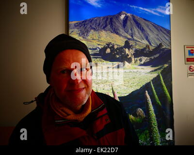 Touristen posieren vor schneebedeckten Red Viper Bugloss (Echium Wildpretii) bei Mt Teide Parque Nacional del Teide Teneriffa Insel Ca Stockfoto