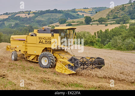 Modernen Mähdreschers bei der Arbeit an Hängen des hügeligen Feldern Stockfoto