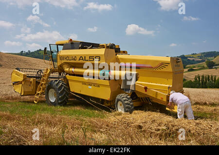 Modernen Mähdreschers bei der Arbeit an Hängen des hügeligen Feldern Stockfoto