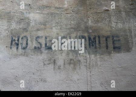 "Keine Se Permite" / "nicht erlaubt" verblasste Schrift an der Wand in der Straße des gotischen Viertels, Barcelona Stockfoto