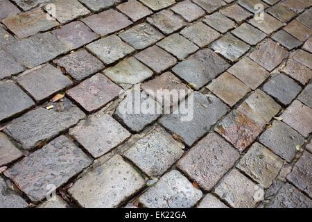 Nasses Kopfsteinpflaster in der Straße am regnerischen Tag in Barcelona Stockfoto