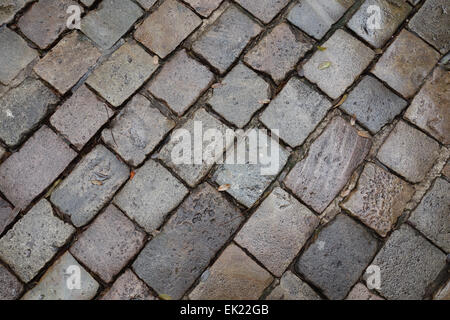 Nasses Kopfsteinpflaster in der Straße am regnerischen Tag in Barcelona Stockfoto