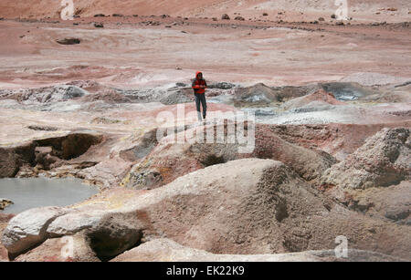 Als Tourist erkunden ein Geysirfeld mit dem Namen "Sol de Manana" während einer Pause in der Nähe von Uyuni, Bolivien, 15. Oktober 2009. Das Geysirfeld, befindet sich in der Hochebene der Anden zwischen Bolivien Uyuni, und der chilenischen Stadt San Pedro de Atacam befindet sich in einem geothermischen Gebiet in einer Höhe von 4850 m. Foto: Hauke Schröder/Dpa - NO-Draht-Dienst - Stockfoto