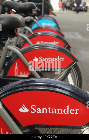 London, UK. 5. April 2015. Londons blau "Boris Bikes" unter einen sieben-Jahres-Sponsoring-Deal mit Santander Wert rund 7 Millionen Pfund pro Jahr, die im April 2015 begann rot lackiert. Der Service hat 11.500 Fahrräder, betrieben von 742 Stationen verteilt in der City of London und London Boroughs. Santander Zahlen £6. 25m pro Jahr für die Menschenrechte und dazu beitragen, zu fördern und wachsen die Regelung eine weitere jährliche £1m. Barclays Bank war der erste Sponsor ab 2010 bis März 2015, wenn der Dienst als Barclays Cycle Hire gebrandmarkt wurde. Bildnachweis: David Mbiyu / Alamy Live News Stockfoto