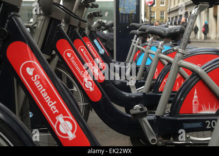 London, UK. 5. April 2015. Londons blau "Boris Bikes" unter einen sieben-Jahres-Sponsoring-Deal mit Santander Wert rund 7 Millionen Pfund pro Jahr, die im April 2015 begann rot lackiert. Der Service hat 11.500 Fahrräder, betrieben von 742 Stationen verteilt in der City of London und London Boroughs. Santander Zahlen £6. 25m pro Jahr für die Menschenrechte und dazu beitragen, zu fördern und wachsen die Regelung eine weitere jährliche £1m. Barclays Bank war der erste Sponsor ab 2010 bis März 2015, wenn der Dienst als Barclays Cycle Hire gebrandmarkt wurde. Bildnachweis: David Mbiyu / Alamy Live News Stockfoto