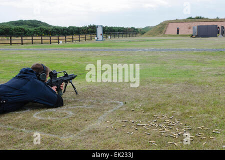 Ein Mann schießt ein Scharfschützengewehr Remington 700 auf ein Ziel auf einem Schießplatz Stockfoto