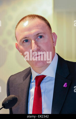 Belfast, Nordirland. 12. Dezember 2013 - Gerry Lennon, Chief Executive von besuchen Belfast bei der Eröffnung des neuen £1.82 M Belfast Welcome Centre, ein Informationszentrum für Besucher nach Belfast und Nordirland. Stockfoto