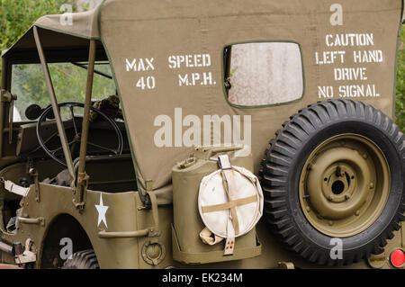 Hinten ein Willys Jeep Achtung Autofahrer, dass es auf 40 km/h beschränkt und ist linker Hand-Antrieb Stockfoto