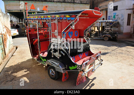 Tuk-Tuks (Auto-Rikschas), in den Straßen von Shekhawati, Rajasthan, Indien Stockfoto