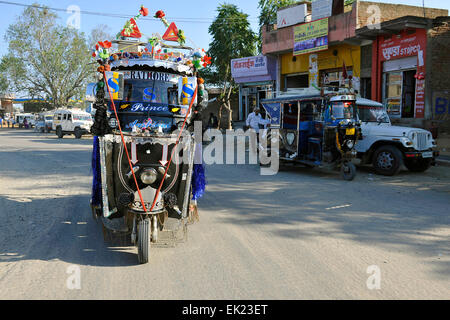 Tuk-Tuks (Auto-Rikschas), in den Straßen von Shekhawati, Rajasthan, Indien Stockfoto