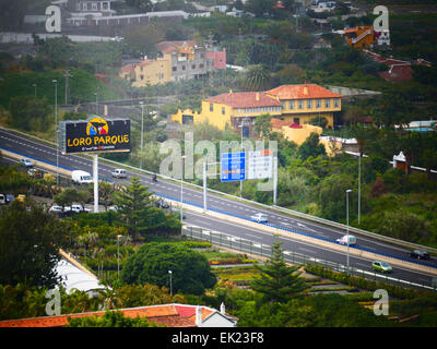 Süd Autobahn mit Loro Parque Vergnügungspark Zeichen Teneriffa Insel Kanaren Spanien Stockfoto