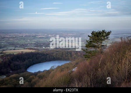 Mond über den Gormire See bei Sutton Bank, North Yorkshire. Stockfoto