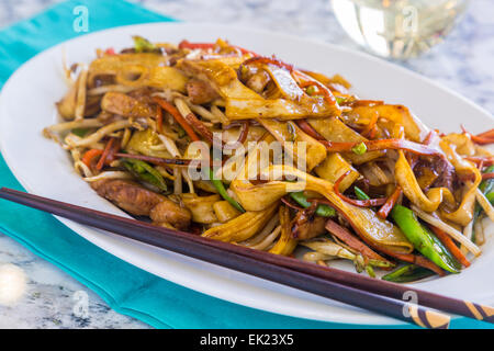 Huhn und Gemüse gebraten mit sehen Funn Nudeln Stockfoto