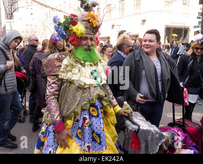 New York, USA. 5. April 2015. Ein Mann verkleidet mit einer Grau-Papagei auf dem Kopf während der 2015 Easter Parade und Oster Bonnet Festival in New York City Credit: Donald Bowers/Alamy Live News Stockfoto