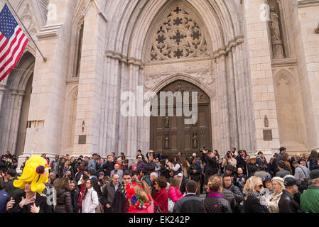 New York, USA. 5. April 2015. Menschen versammeln sich vor St. Patricks Kathedrale während der 2015 Easter Parade Kredit: Donald Bowers/Alamy Live News Stockfoto