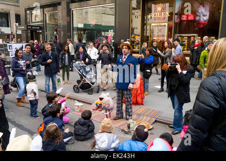 New York, USA. 5. April 2015. Ein Puppenspieler unterhält eine Gruppe von Kindern auf der Straße während der 2015 Easter Parade und Oster Bonnet Festival in New York City Credit: Donald Bowers/Alamy Live News Stockfoto