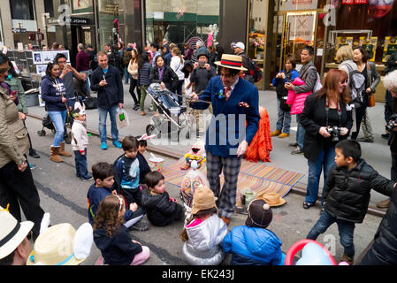 New York, USA. 5. April 2015. Ein Puppenspieler unterhält eine Gruppe von Kindern auf der Straße während der 2015 Easter Parade und Oster Bonnet Festival in New York City Credit: Donald Bowers/Alamy Live News Stockfoto