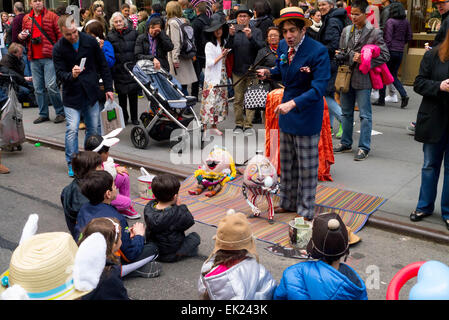 New York, USA. 5. April 2015. Ein Puppenspieler unterhält eine Gruppe von Kindern auf der Straße während der 2015 Easter Parade und Oster Bonnet Festival in New York City Credit: Donald Bowers/Alamy Live News Stockfoto