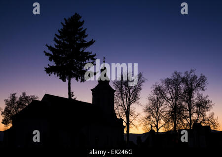 Silhouette von einer kleinen Kirche und einige Bäume am Abend, mit tiefblauen Himmel. Stockfoto