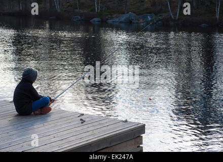 Springtimes ersten Fischen in einem See in Schweden Stockfoto