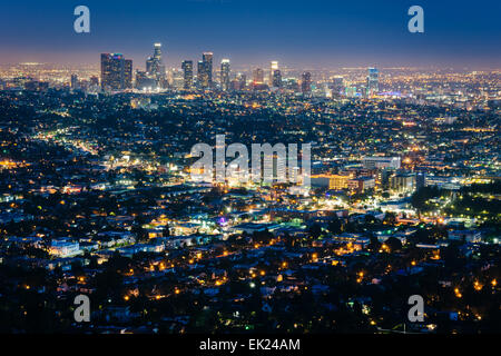 Blick auf die Skyline der Innenstadt Los Angeles in der Nacht vom Griffith Observatory, im Griffith Park, Los Angeles, Kalifornien. Stockfoto