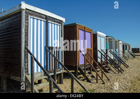 Reihe von farbigen Strandhütten in Thorpe Bay, Southend on Sea, Essex, Großbritannien. Britische Holzhütten. Sonnig Stockfoto