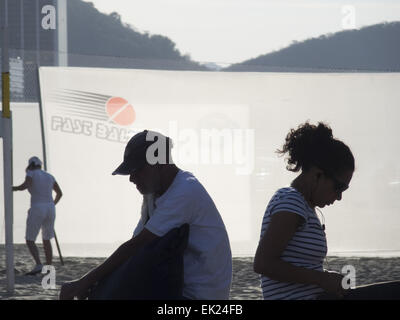 Rio De Janeiro, Brasilien. 8. Juni 2014. Silhouette von Mann und Frau am Strand, Copacabana, Rio De Janeiro, Brasilien. © David H. Wells/ZUMA Draht/Alamy Live-Nachrichten Stockfoto