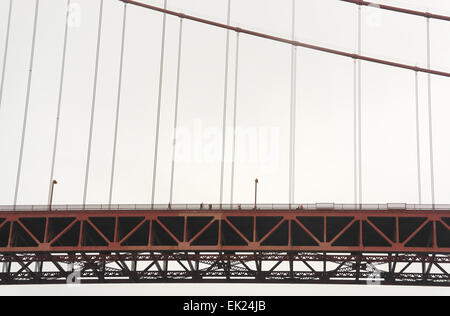 Blick in den grauen Himmel, von Bay ferry, Fahrbahn, Deck Traversen und Hosenträger Seile, überqueren die Golden Gate in San Francisco Golden Gate Bridge Stockfoto