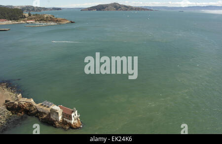 Sonnige Aussicht Golden Gate Bridge über Kalk Point Nebel Station Batterien Yates und Cavallo, Angel Island, San Francisco Bay, USA Stockfoto