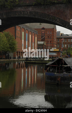 Grauen Himmel Porträt Lastkahn in Salford Filiale Viadukt Bogen Y-Club Gesundheitszentrum und Castlefield Hotel, Castlefield Kanal B Stockfoto