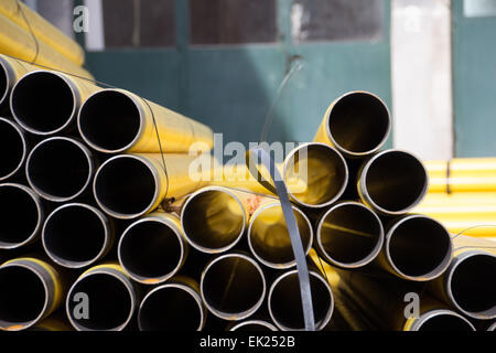 Haufen von gelb, industrielle, Metallrohre. Stockfoto