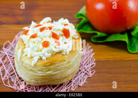 Hausgemachte Blätterteig mit Käse und Gemüse auf einem Holztisch Stockfoto