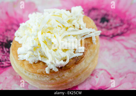 Hausgemachtes Blätterteig mit Käse auf dekorierten Teller Stockfoto